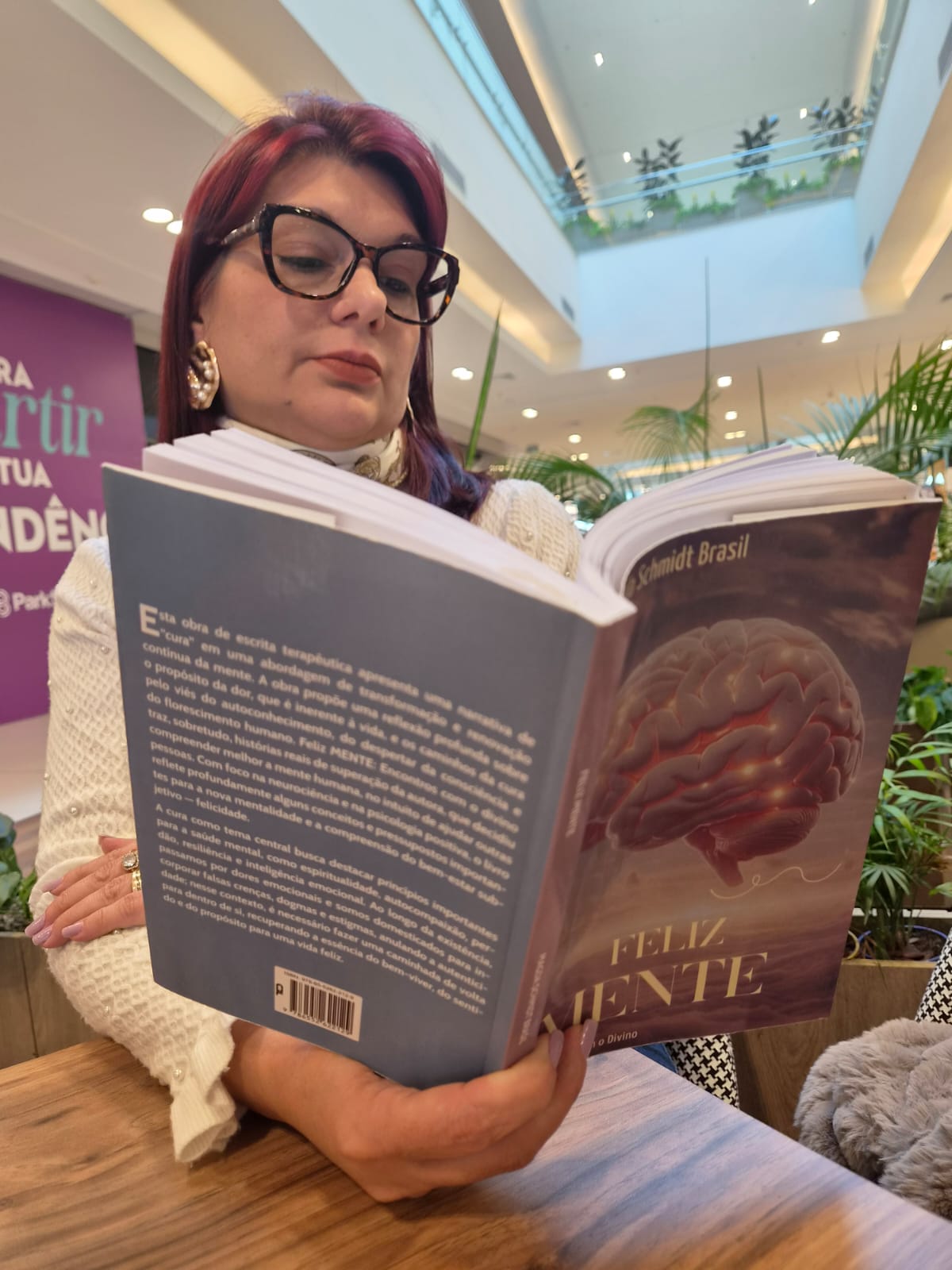 Magda Schmidt Brasil lendo o livro FelizMENTE